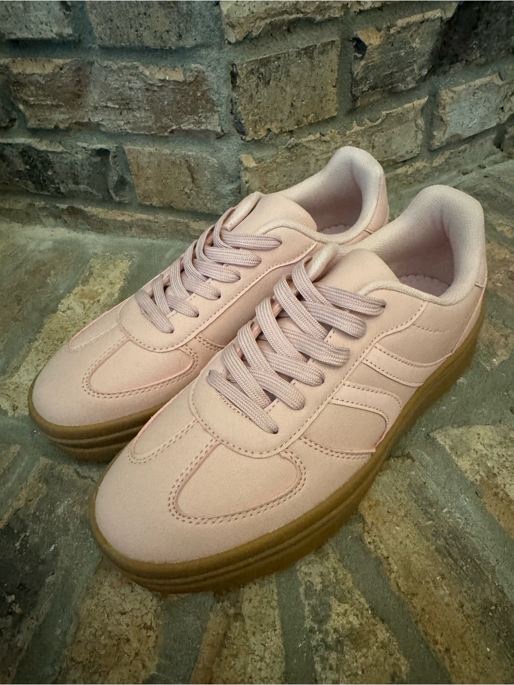 NWT Le Sheelah  Blush Pink Platform Sneakers with Gum Sole  Size 10
